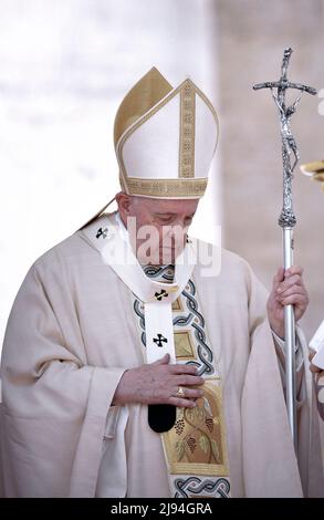 Papa Francesco nomina dieci nuovi santi durante una messa di canonizzazione in Piazza San Pietro, il 15 maggio 2022 a Città del Vaticano. All'inizio della celebrazione liturgica, il Papa ha proclamato nuovi santi: Tito Brandsma, Lazzaro Devasahayam, César de Bus, Luigi Maria Palazzolo, Giustino Maria Russolillo, Charles de Foucauld, Maria Rivier, Maria Francesca di Gesù Rubatto, Maria di Gesù Santocanale e Maria Domenica Mantovani, cinque dall'Italia, tre dalla Francia, uno dall'India e uno dall'Olanda. Il 15 maggio 2022 Foto Stock