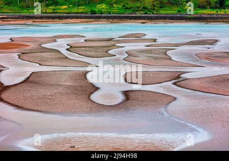 Ondulazioni scuppate formano coloratissimi motivi di sabbia sulla spiaggia di Applecross Bay durante la bassa marea, Applecross Peninsula, Wester Ross, Scozia, Foto Stock