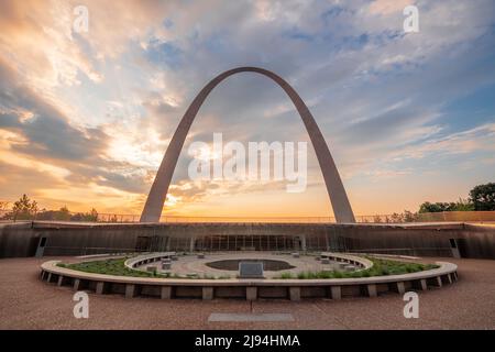ST. LOUIS, MISSOURI - 25 AGOSTO 2018: Il Gateway Arch e il Centro visitatori nel Gateway Arch National Park all'alba. Foto Stock