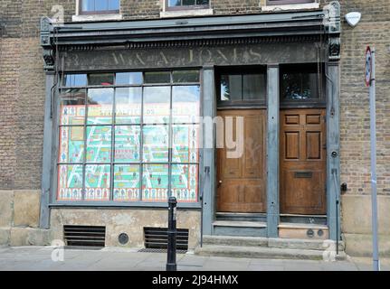 La mappa Gentle Authors Tour of Spitalfields nella finestra di Fournier Street 8 nel East End di Londra Foto Stock