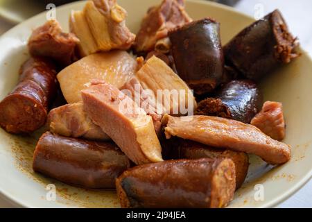 Salsicce, budino nero e altri ingredienti di carne di uno stufato di fagioli asturiani. Cucina tipica spagnola. Foto Stock