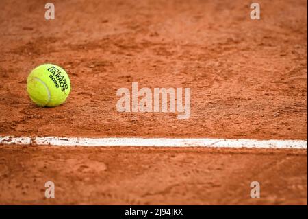 Illustrazione della palla ufficiale durante una sessione di allenamento di Roland-Garros 2022, French Open 2022, Grand Slam torneo di tennis il 20 maggio 2022 allo stadio Roland-Garros di Parigi, Francia - Foto Matthieu Mirville / DPPI Foto Stock