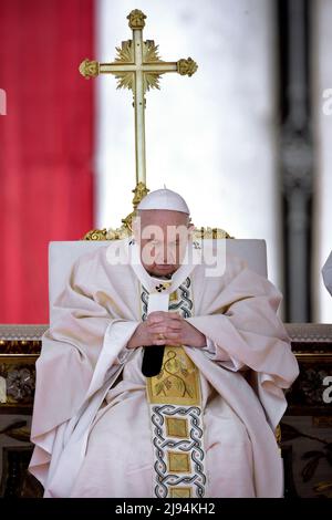 Papa Francesco nomina dieci nuovi santi durante una messa di canonizzazione in Piazza San Pietro, il 15 maggio 2022 a Città del Vaticano. All'inizio della celebrazione liturgica, il Papa ha proclamato nuovi santi: Tito Brandsma, Lazzaro Devasahayam, César de Bus, Luigi Maria Palazzolo, Giustino Maria Russolillo, Charles de Foucauld, Maria Rivier, Maria Francesca di Gesù Rubatto, Maria di Gesù Santocanale e Maria Domenica Mantovani, cinque dall'Italia, tre dalla Francia, uno dall'India e uno dall'Olanda. Il 15 maggio 2022 Foto Stock