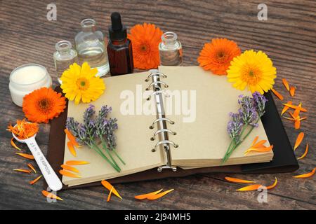 Preparazione di erbe di lavanda e fiori di calendula per rimedi naturali per la cura della pelle. Guarisce le ferite, acne, eczema, stimola il collagene, è antisettico. Foto Stock
