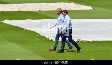 Hove UK 20th maggio 2022 - Rob Andrew (a destra) il Chief Executive del Sussex Cricket Club dopo il gioco è stato abbandonato a causa del Wet Outfield il primo giorno della partita di cricket tour tra Sussex e Nuova Zelanda al 1st Central County Ground Hove . : Credit Simon Dack / Alamy Live News Foto Stock