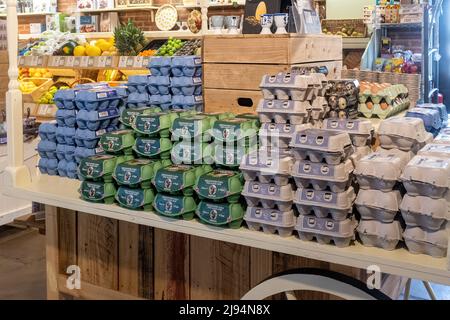 Esposizione di uova di produzione locale in vendita presso il Farm Shop presso il Millets Farm Center, Oxfordshire, Inghilterra, Regno Unito Foto Stock