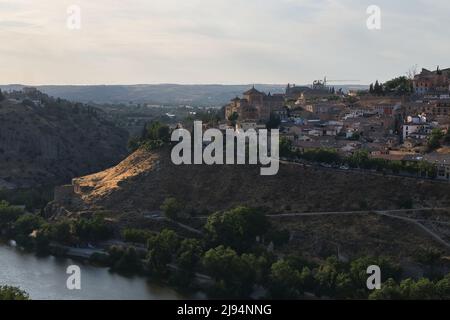 Vista distante città storica di Toledo al tramonto. Castilla-la Mancha, dichiarata patrimonio dell'umanità dall'UNESCO. Viaggi e turismo, attrazione turistica famosa Foto Stock