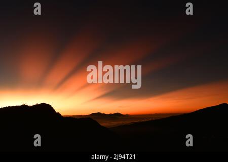 I raggi del sole dorati compaiono all'inizio della giornata. Parco nazionale bromo. Indonesia. Foto Stock