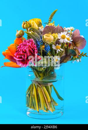 Primo piano di una disposizione di fiori di primavera in un vaso di vetro Foto Stock