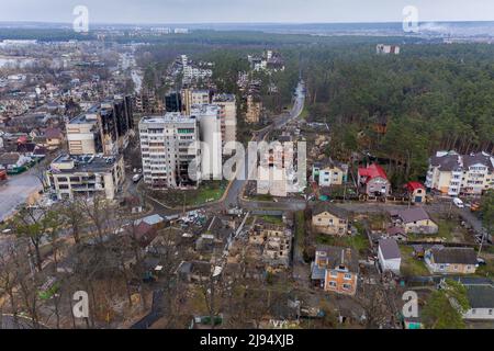 Irpin, Kyev regione Ucraina - 09.04.2022: La vista aerea degli edifici distrutti e bruciati. Gli edifici sono stati distrutti da razzi russi e min