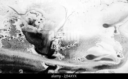 Astratto paesaggio acquerello disegno a mano illustrazione. Bianco e nero acquerello paesaggio. Banner poster di sfondo per schede con illustrazione disegnata a mano minimalista. Acquerello disegnato a mano in bianco e nero Foto Stock