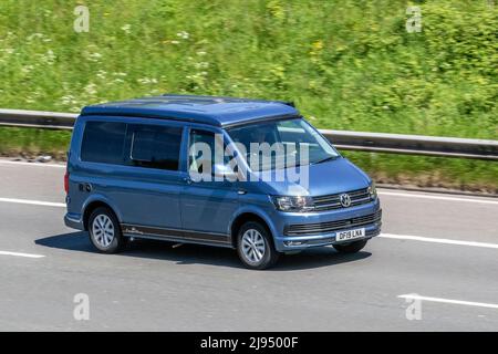 2019 blu VW Volkswagen Transporter T28 TDI P/V Panel van Trendline BMT CamperKing window van Foto Stock