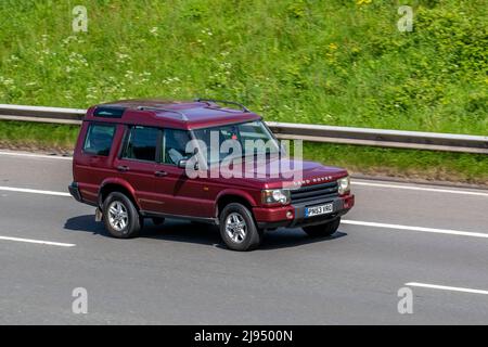 2003 Red LAND ROVER DISCOVERY 2395cc Diesel 5 velocità H 4x4 fuoristrada SUV; guida sull'autostrada M61, Manchester, Regno Unito Foto Stock