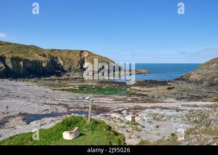 Il Wales Coast Path segue la costa frastagliata della penisola settentrionale di Llyn attraverso una baia rocciosa Foto Stock