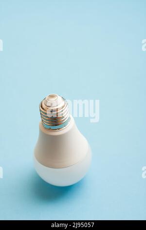 Lampadina bianca capovolta su sfondo blu. Foto Stock