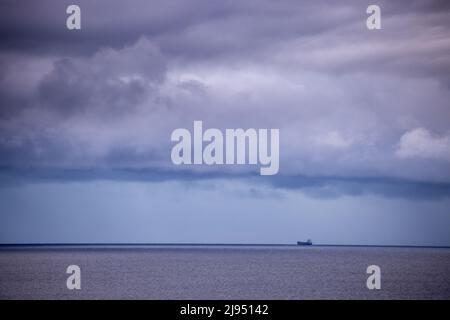 Una petroliera al largo di South Ronaldsay in direzione di Scapa Flow, Orkney Isles, Scozia, Regno Unito Foto Stock