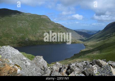 Glacial Grisedale Tarn si trova nelle colline circostanti di alto livello nelle campane del Lake District. Foto Stock