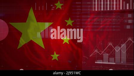 Immagine dei dati finanziari e dei grafici sulla bandiera della cina. Economia globale, finanza e politica concetto immagine generata digitalmente. Foto Stock