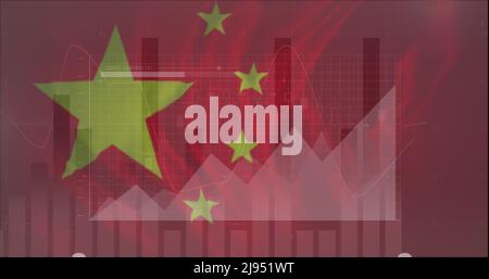 Immagine dei dati finanziari e dei grafici sulla bandiera della cina. Economia globale, finanza e politica concetto immagine generata digitalmente. Foto Stock