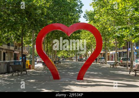 Manacor, Spagna; maggio 14 2022: Scultura urbana a forma di cuore rosso, situata nel centro storico della città maiorchina di Manacor, Spagna Foto Stock