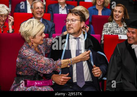2022-05-20 16:42:00 ENSCHEDE - la principessa Laurentien corregge la kappa del principe Constantijn dopo aver ricevuto un dottorato onorario all'Università di Twente, che celebra il suo 60th° compleanno. ANP VINCENT JANNINK olanda OUT - belgio OUT Foto Stock