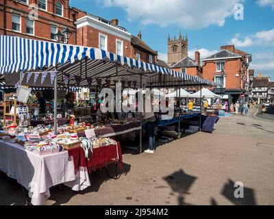 Colorate scene di strada al mercato di strada di Ludlow tra gli storici edifici medievali a graticcio di Ludlow del 15th secolo Foto Stock