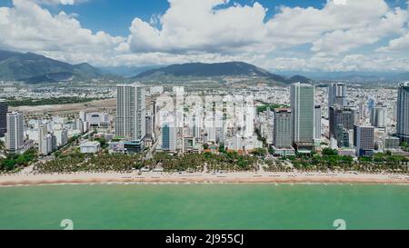 Ampia vista frontale aerea della spiaggia di sabbia bianca di Nha Trang nella provincia di Khanh Hoa del Vietnam in una giornata estiva soleggiata con vista sulla spiaggia Foto Stock