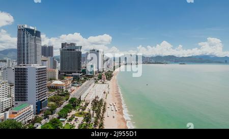 Ampia vista panoramica aerea della città dell'oceano turchese che circonda la costa di Nha Trang nella provincia di Khanh Hoa del Vietnam in una soleggiata giornata estiva Foto Stock