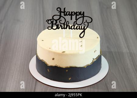 Torta di festa per il compleanno di un bambino. L'iscrizione sulla torta 'buon compleanno!'. Torta molto bella e originale. Dessert culinari. Foto Stock