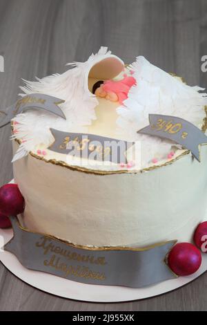 Torta di festa per il compleanno di un bambino. L'iscrizione sulla torta: Con il nome, la data e l'ora di nascita, l'altezza e il peso del bambino. bab molto bello Foto Stock