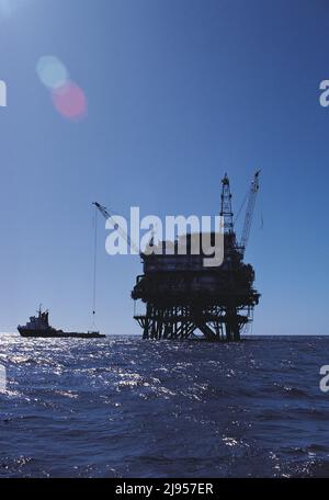 Australia. Australia occidentale. Piattaforma di estrazione gas offshore. North Rankin A con nave di rifornimento. Foto Stock