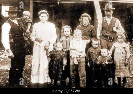 Foto di una famiglia italiana di immigrati a Capitán Pastene, Araucanía. Foto Stock