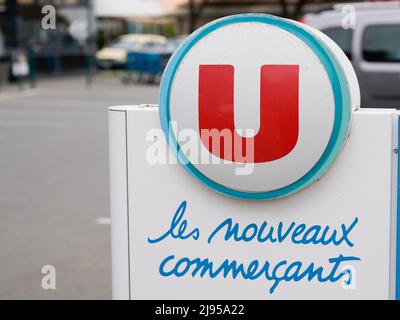 Bordeaux , Aquitaine Francia - 05 08 2022 : Super U logo segno u e testo brand panel supermercato francese Foto Stock