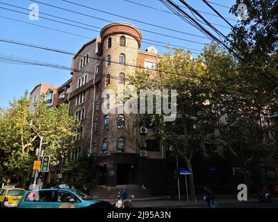 Esplora l'ex concessione francese a Shanghai in un pomeriggio soleggiato Foto Stock