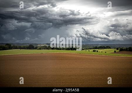 Limburgo, Paesi Bassi. 20th maggio 2022. 2022-05-20 14:45:28 SIMPELVELD - Una foto drone di una tempesta pesante sul sud del Limburgo. Il KNMI ha emesso codice arancione a causa di forti raffiche di vento, inondazioni, grandine e temporali. Il clima severo ha causato un vento di caduta a Beek e un vortice a Spaubeek. ANP / Dutch Height / Rob Engelaar netherlands out - belgium out Credit: ANP/Alamy Live News Foto Stock