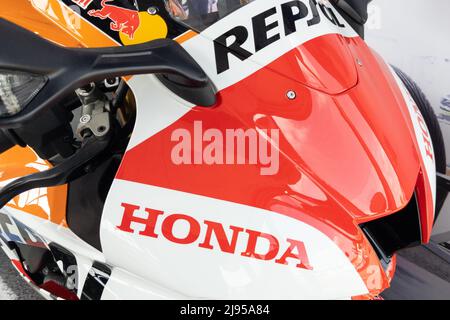 Bordeaux , Aquitaine Francia - 05 08 2022 : Honda cbr 1000 rr-r motocicletta da corsa colorata con adesivi repsol hrc moto da corsa Foto Stock