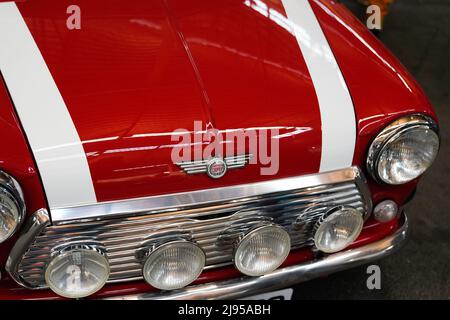 Bordeaux , Aquitaine Francia - 05 08 2022 : Mini Cooper Classic edizione limitata in rosso britannico colori classico britannico marchio e segno di testo Foto Stock