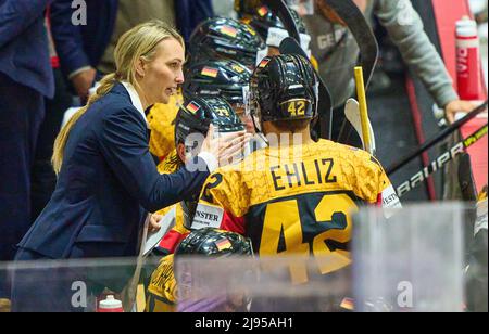 Jessica Campbell assistent coach of Germany dà consigli nella partita GERMANIA - ITALIA 9-4 del Campionato DEL MONDO IIHF DI HOCKEY SU GHIACCIO Gruppo B a Helsinki, Finlandia, 20 maggio 2022, Stagione 2021/2022 © Peter Schatz / Alamy Live News Foto Stock