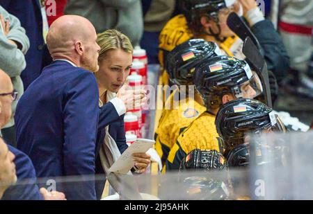 Jessica Campbell assistent coach of Germany dà consigli nella partita GERMANIA - ITALIA 9-4 del Campionato DEL MONDO IIHF DI HOCKEY SU GHIACCIO Gruppo B a Helsinki, Finlandia, 20 maggio 2022, Stagione 2021/2022 © Peter Schatz / Alamy Live News Foto Stock