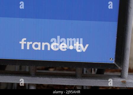 Bordeaux , Aquitaine Francia - 05 15 2022 : Francia segno del logo del canale televisivo e testo del marchio dell'emittente francese di servizio pubblico francia Foto Stock