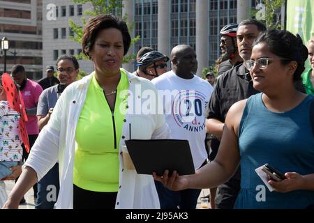 Washington, Stati Uniti. 20th maggio 2022. Il sindaco di DC Muriel Bowser arriva all'evento Bike to Work Day, oggi il 25 febbraio 2021 a HVC/Capitol Hill a Washington DC, USA. (Foto di Lenin Nolly/Sipa USA) Credit: Sipa USA/Alamy Live News Foto Stock