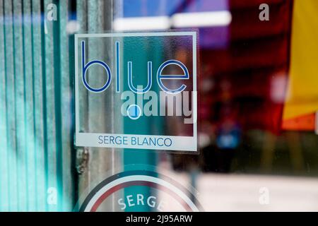 Bordeaux , Aquitaine Francia - 05 08 2022 : serge blanco blu testo marchio e segno rugby logo per abbigliamento sportivo francese uomo negozio marchio Foto Stock