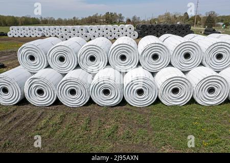 Clifford, Michigan - tubo di drenaggio in plastica corrugato fornito in una fabbrica Advanced Drenaggio Systems. Il tubo è usato in agricoltura, costruzione di strada, Foto Stock