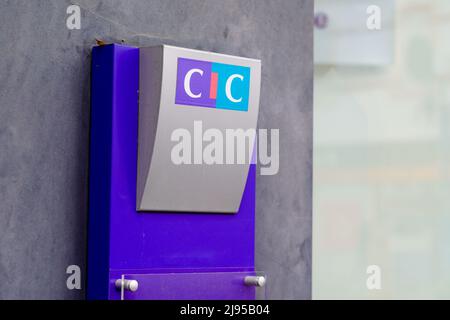 Bordeaux , Aquitaine Francia - 05 08 2022 : marchio e lettere del logo CIC segno testo del Credit Industriel et commerciale ingresso ufficio e agenzia banca fr Foto Stock