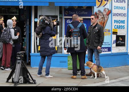 Colchester, Regno Unito. 20th maggio 2022. L'equipaggio dei media intervista la gente del posto sulla notizia che Colchester in Essex è ora una città. Colchester è la più antica città registrata della Gran Bretagna e una delle otto città nuove ha ottenuto lo status di parte del giubileo di platino della Regina. Credit: Eastern views/Alamy Live News Foto Stock