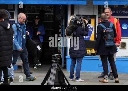 Colchester, Regno Unito. 20th maggio 2022. L'equipaggio dei media intervista la gente del posto sulla notizia che Colchester in Essex è ora una città. Colchester è la più antica città registrata della Gran Bretagna e una delle otto città nuove ha ottenuto lo status di parte del giubileo di platino della Regina. Credit: Eastern views/Alamy Live News Foto Stock