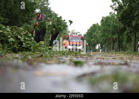 Lippstadt, Germania. 20th maggio 2022. Un presunto tornado ha causato danni enormi a Lippstadt il venerdì pomeriggio. Credit: Friso Gentsch/dpa/Alamy Live News Foto Stock