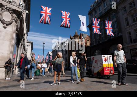 Union Flags si aggrappa su Oxford Street mentre gli amanti dello shopping, i visitatori e i londinesi passeranno per celebrare il prossimo Platinum Jubilee della Regina Elisabetta IIS il 17th maggio 2022 a Londra, Regno Unito. Nel 2022, sua Maestà la Regina Elisabetta II diventerà il primo monarca britannico a celebrare un Giubileo del platino per celebrare il 70th anniversario della sua adesione al trono il 6 febbraio 1952. Oxford Street è un importante centro commerciale nel West End della capitale ed è la via dello shopping più trafficata di Europes con circa mezzo milione di visitatori giornalieri ai suoi circa 300 negozi, la maggior parte dei quali sono Foto Stock