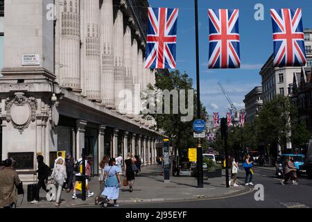 Union Flags si aggrappa su Oxford Street mentre gli amanti dello shopping, i visitatori e i londinesi passeranno per celebrare il prossimo Platinum Jubilee della Regina Elisabetta IIS il 17th maggio 2022 a Londra, Regno Unito. Nel 2022, sua Maestà la Regina Elisabetta II diventerà il primo monarca britannico a celebrare un Giubileo del platino per celebrare il 70th anniversario della sua adesione al trono il 6 febbraio 1952. Oxford Street è un importante centro commerciale nel West End della capitale ed è la via dello shopping più trafficata di Europes con circa mezzo milione di visitatori giornalieri ai suoi circa 300 negozi, la maggior parte dei quali sono Foto Stock