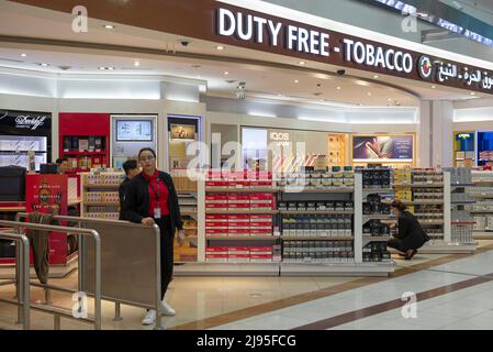 DUBAI, Emirati Arabi Uniti - 24 FEBBRAIO 2020: Sezione tabacco del negozio duty free all'Aeroporto Internazionale di Dubai Foto Stock